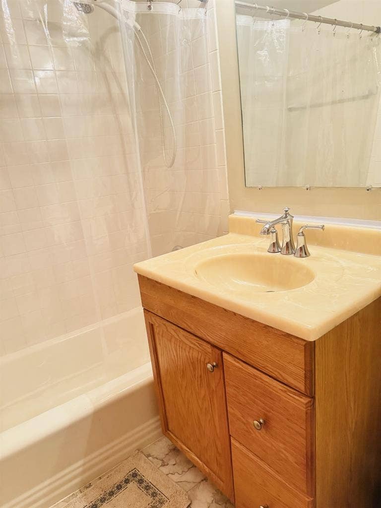Room for single woman with private
