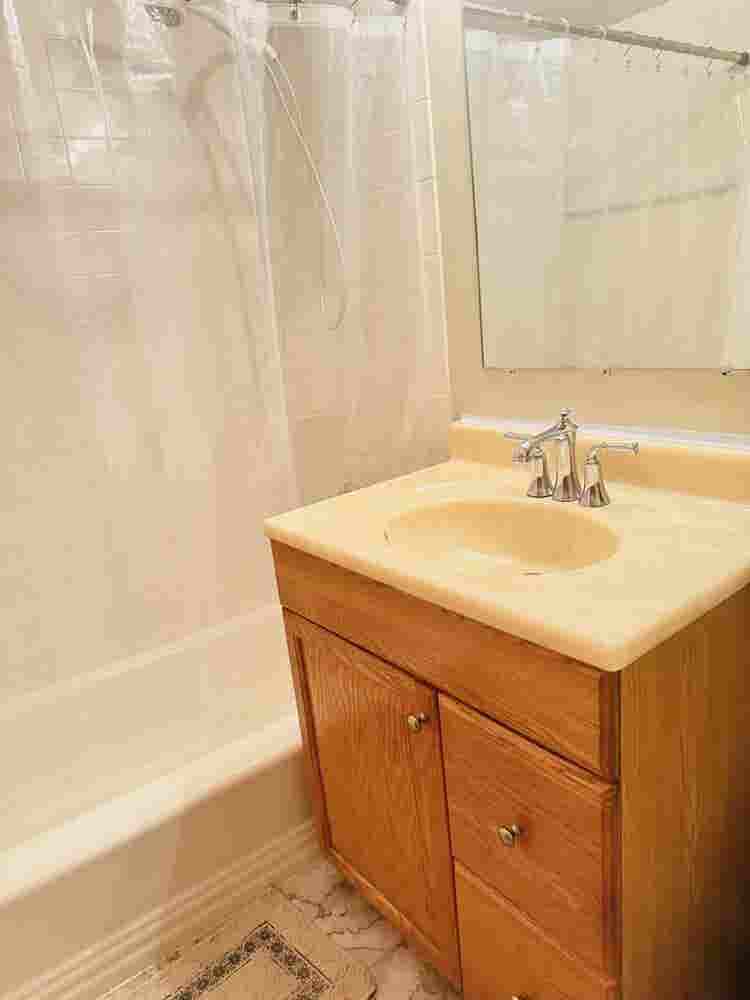 Room for single woman with private