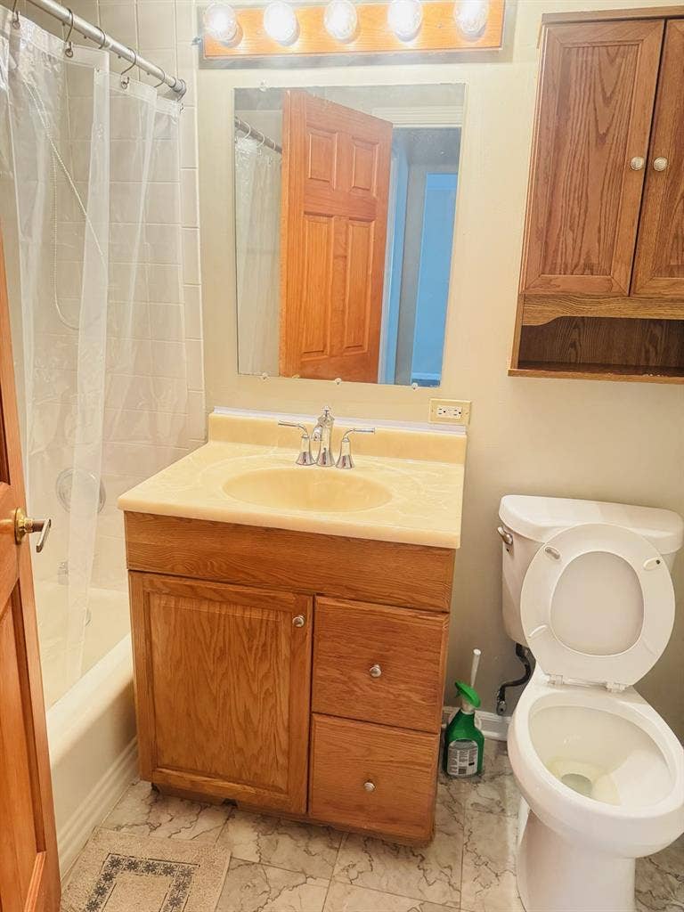 Room for single woman with private