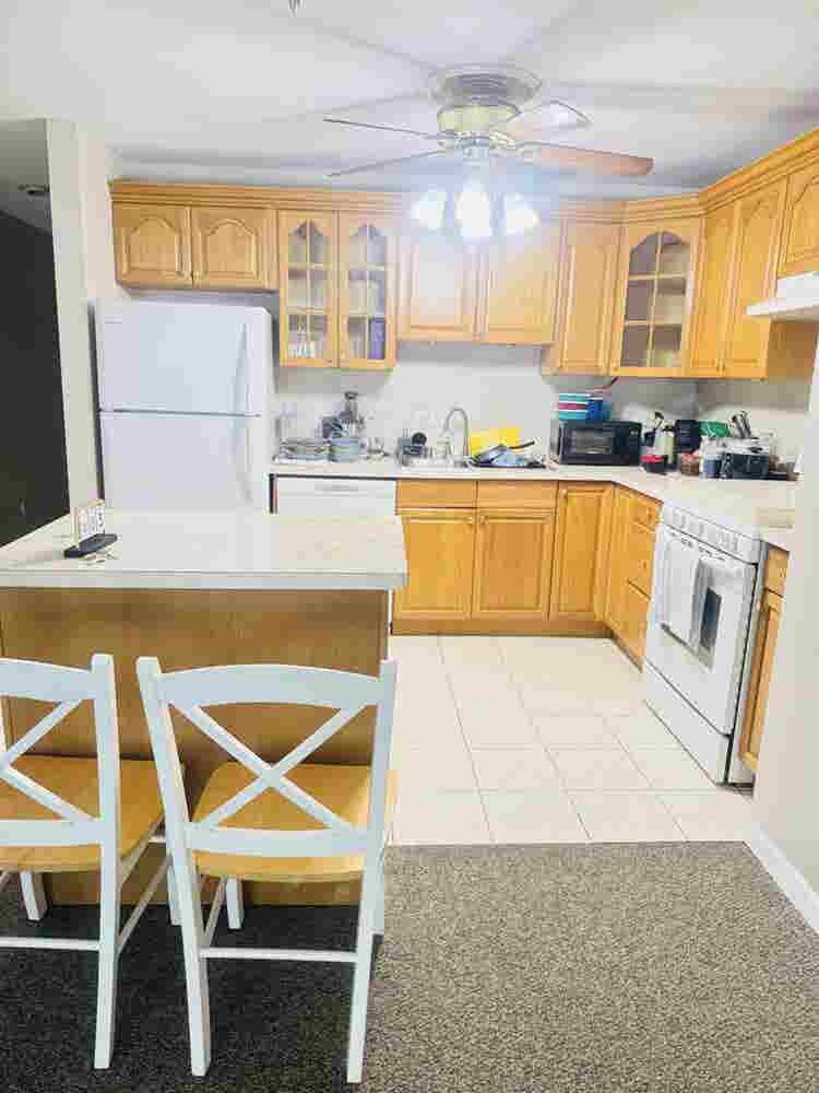 Room for single woman with private