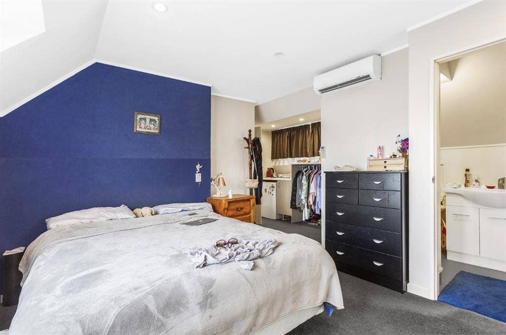 STUDIO ROOM / NO COUPLES!