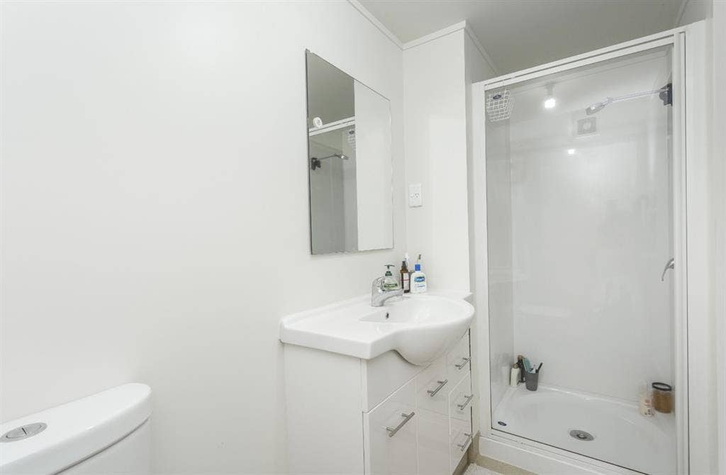 STUDIO ROOM / NO COUPLES!