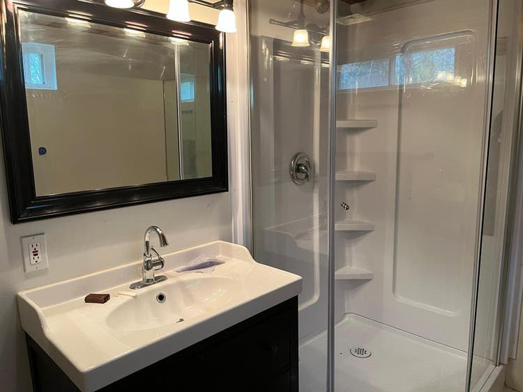 Bdrm w/ private bath & office
