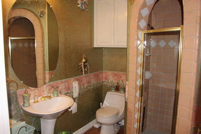 PVT ROOM WITH BATH IN VIEW MANSION