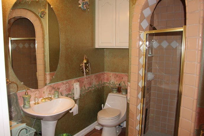 PVT ROOM WITH BATH IN VIEW MANSION