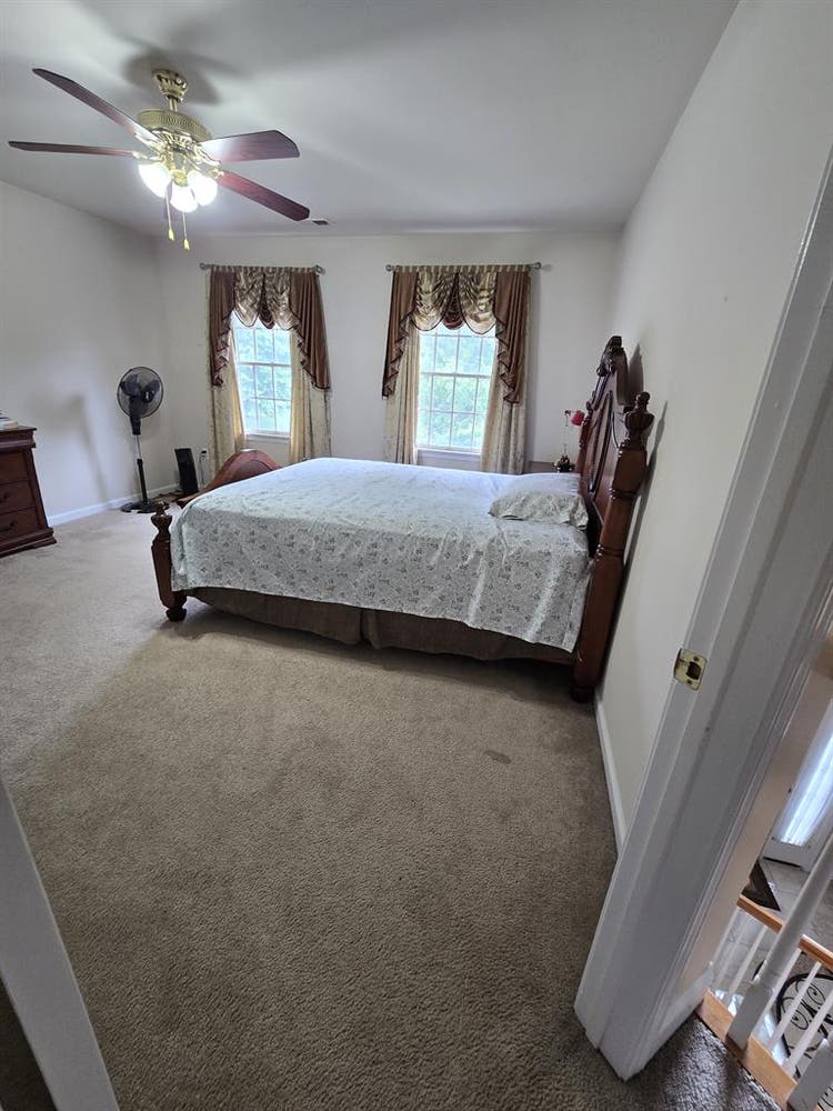 3 single rooms available for rent