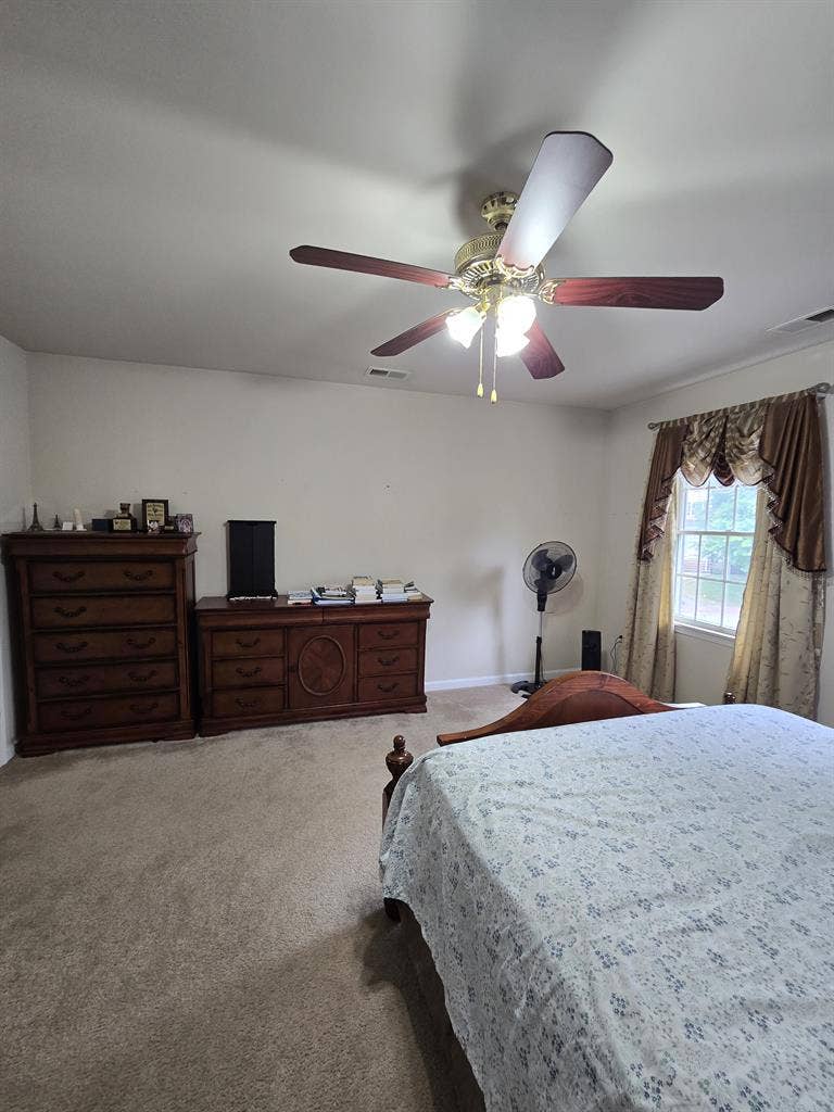 3 single rooms available for rent