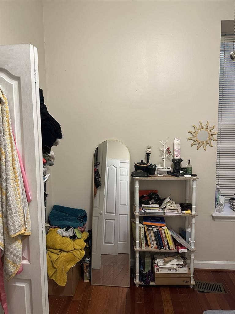 TWO
ROOMS AVAILABLE IN NW D.C!!