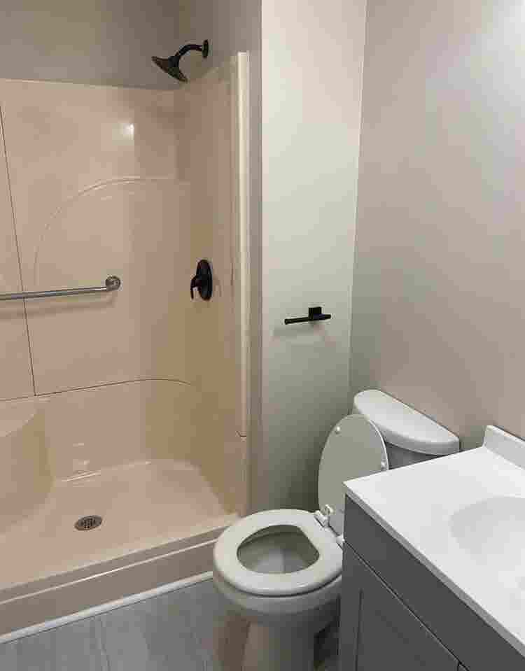 Spacious  bath for rent