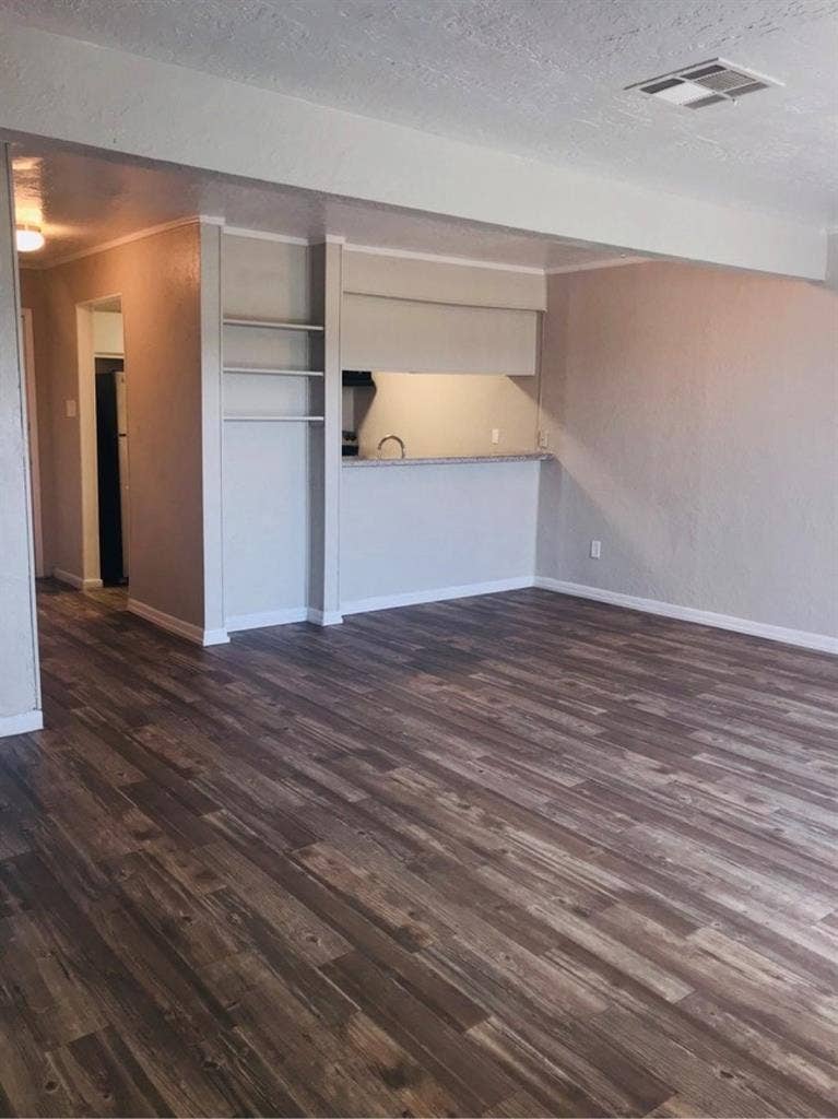 Roomate wanted. Good sized room.