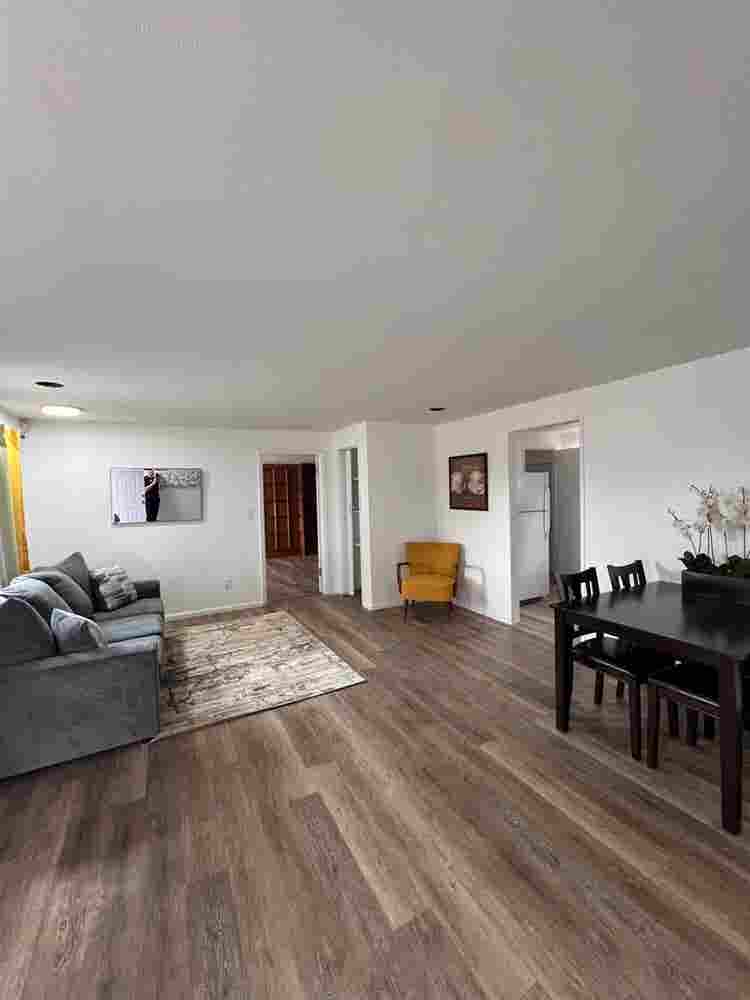 Large room nice home near bus stop
