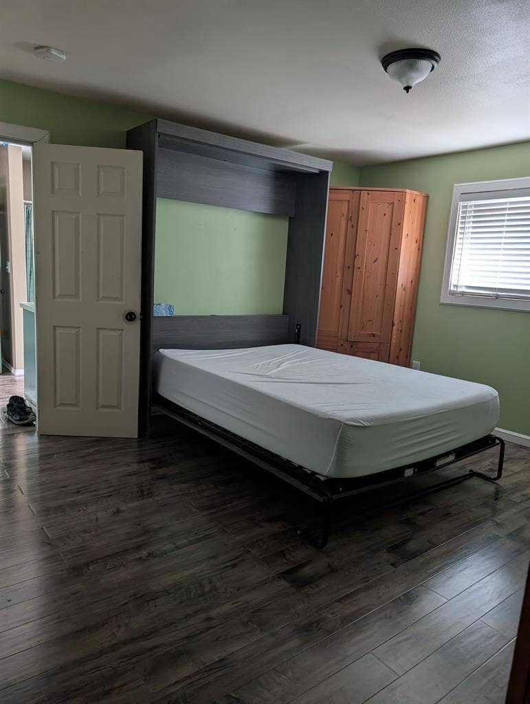 Room for rent, available now