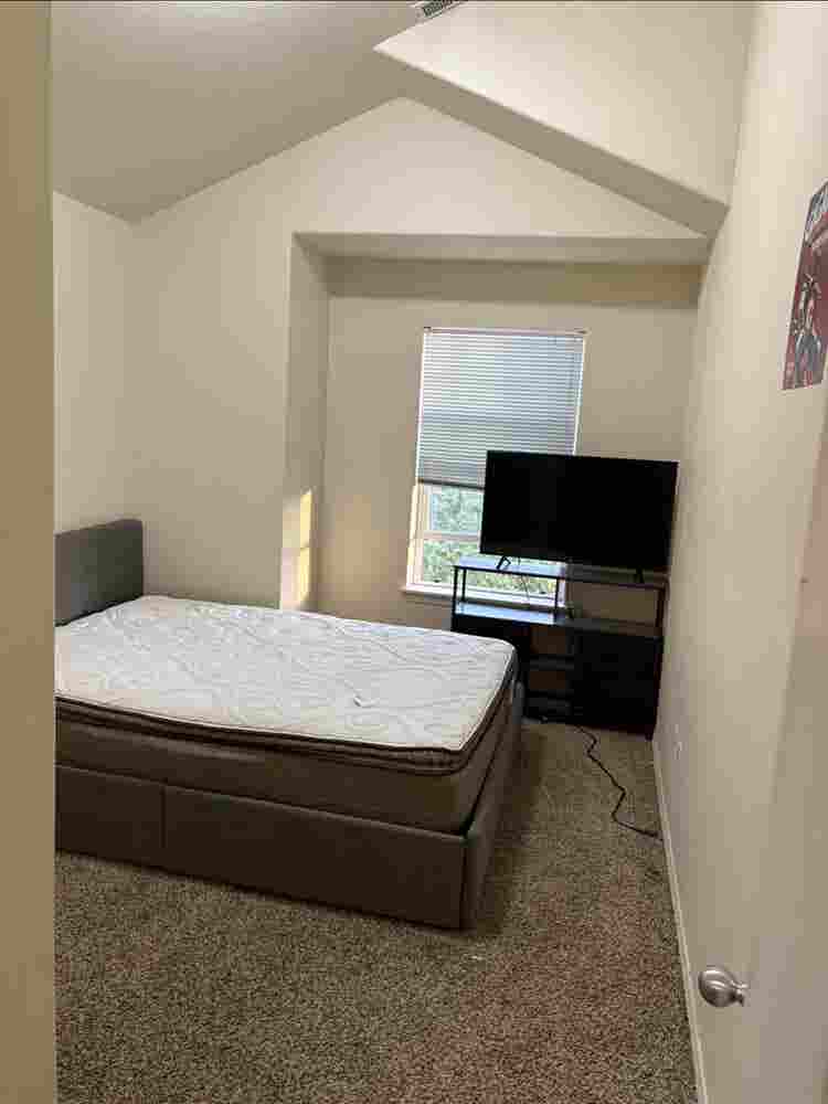 Furnished & close to public transit