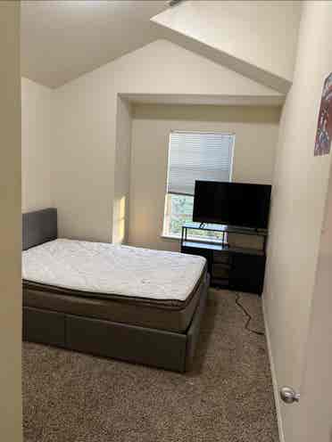 Furnished & close to public transit