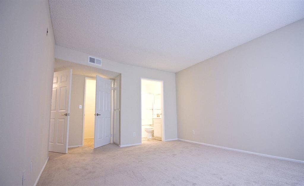 Room w/ private bathroom available