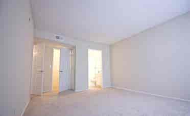 Room w/ private bathroom available
