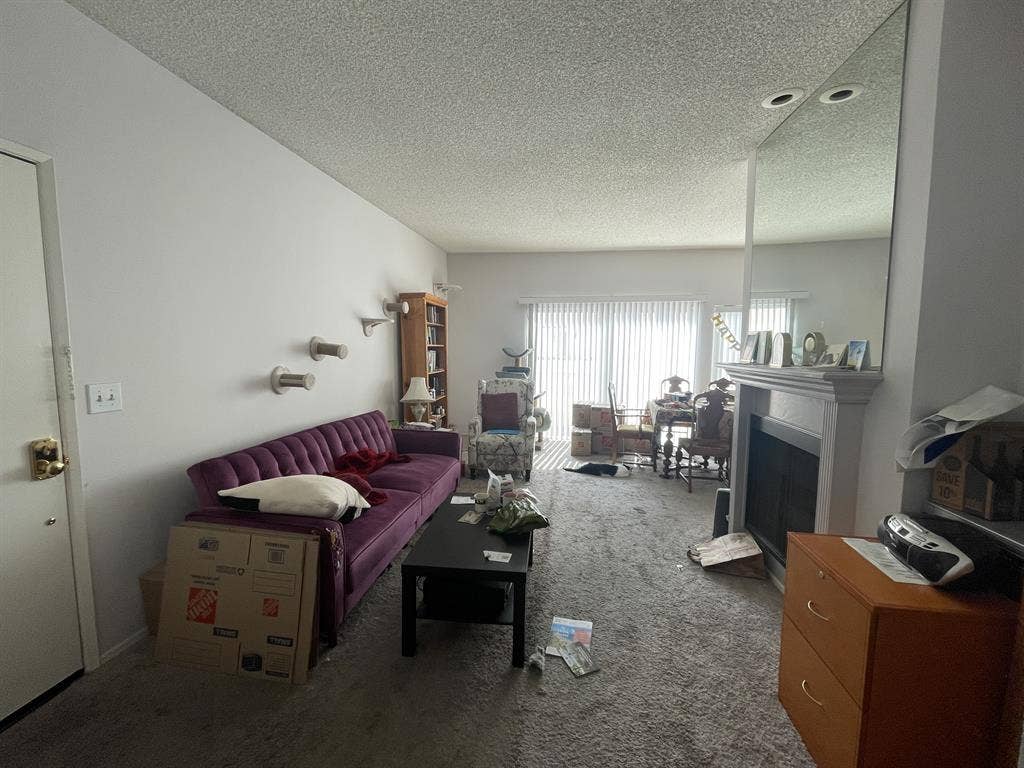Room w/ private bathroom available