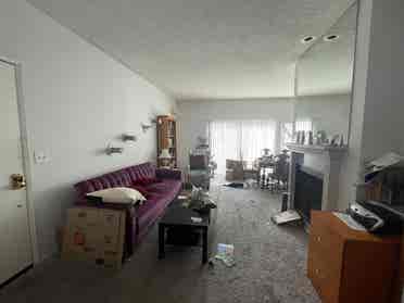 Room w/ private bathroom available