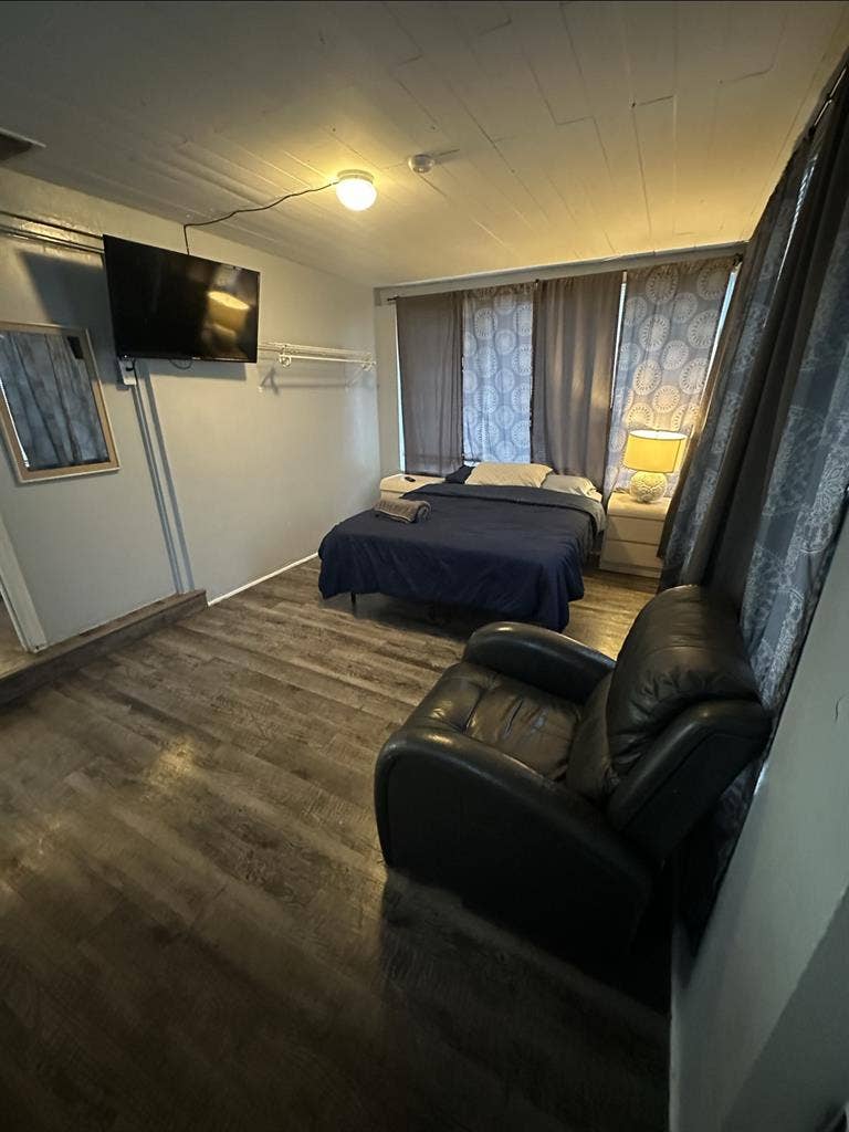 Private room w/private entrance