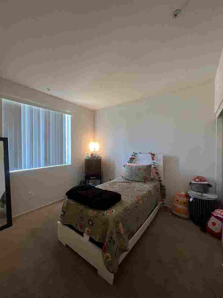 Looking for female roommate