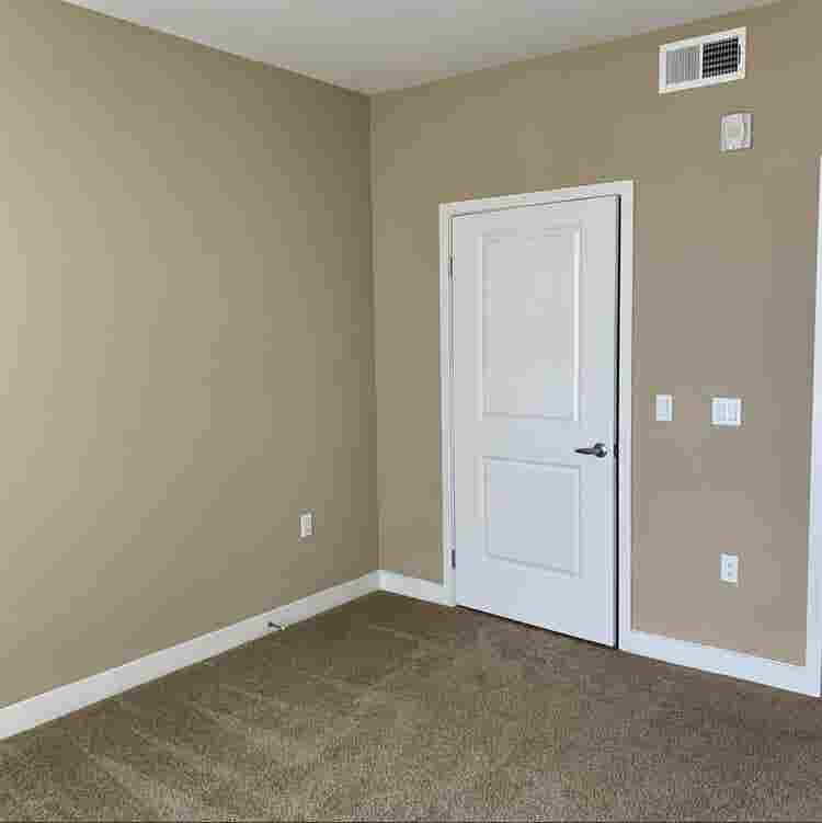 Spacious Room & Bath in Luxury Apts