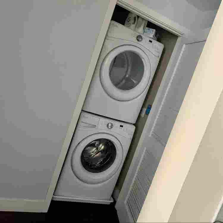 Spacious Room & Bath in Luxury Apts