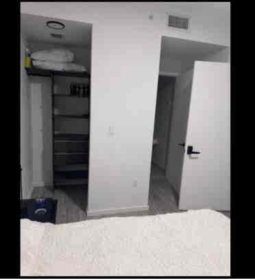 LOOKING FOR 6 month roommate