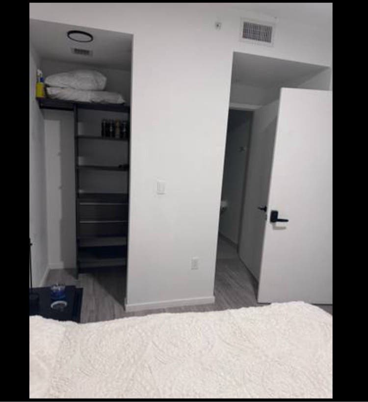LOOKING FOR 6 month roommate