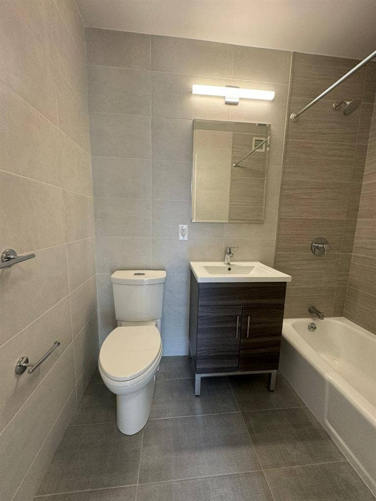✨Room with Private Bath in Midtown✨