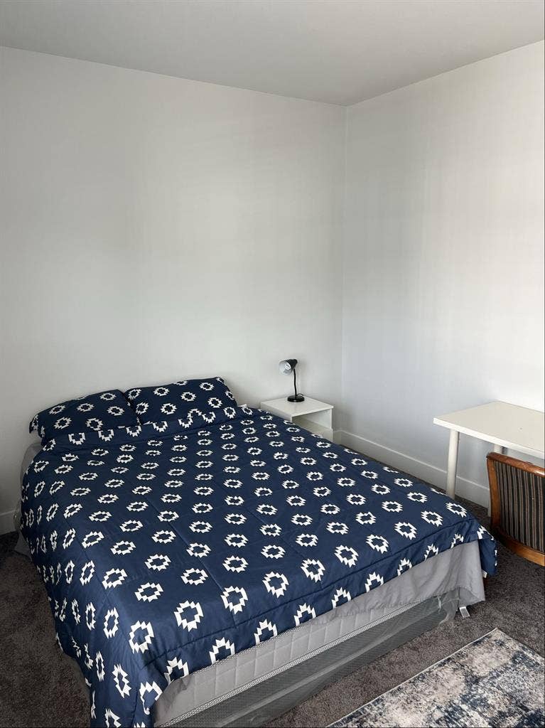 Fully furnished room with amenities