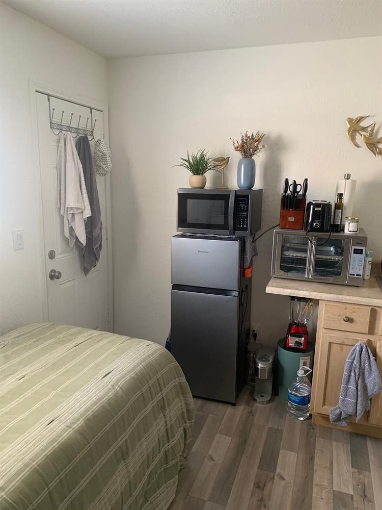 Big room private entrance & kitchen
