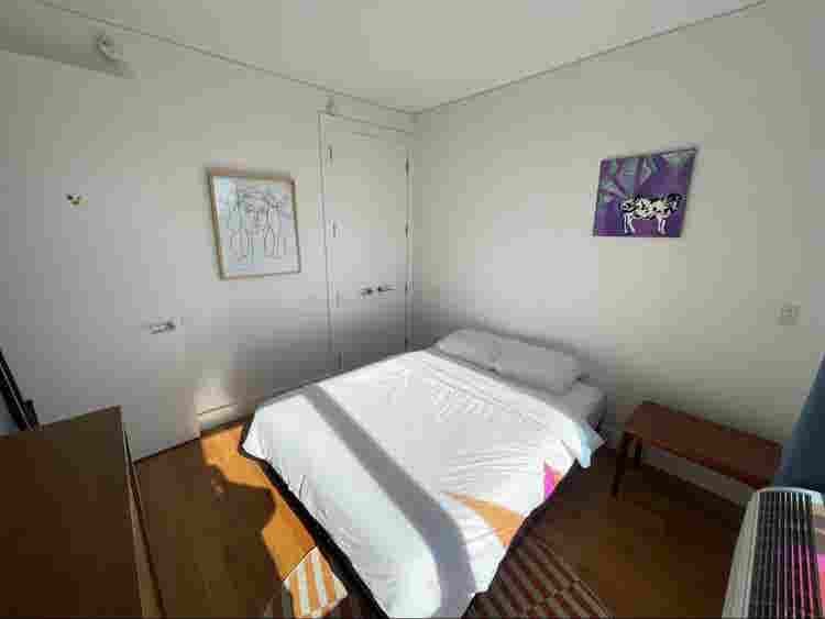 1 room in amazing  bath