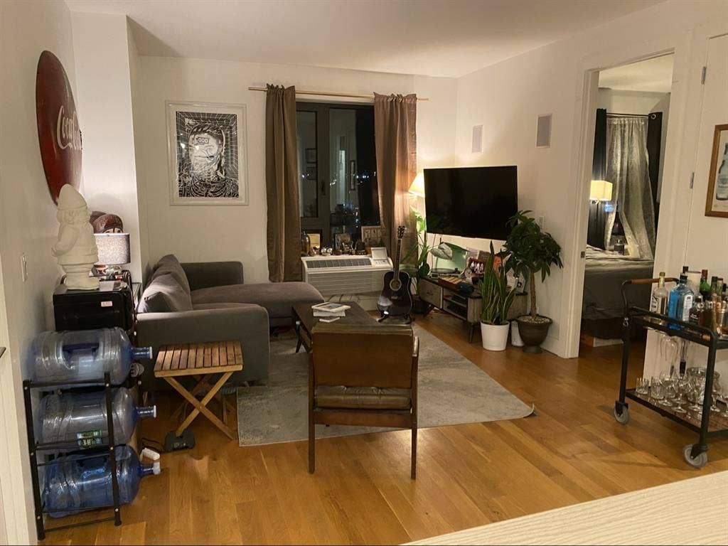 1 room in amazing  bath