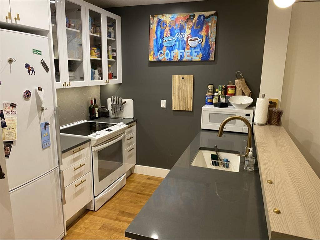 1 room in amazing  bath