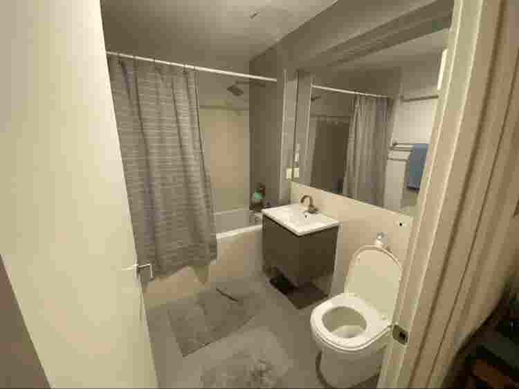 1 room in amazing  bath
