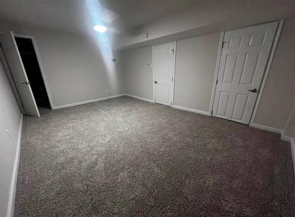 ROOM IN RIVERDALE, FIRST WEEK FREE