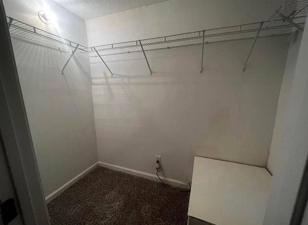 ROOM IN RIVERDALE, FIRST WEEK FREE