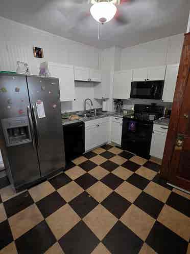 Looking for Roommate