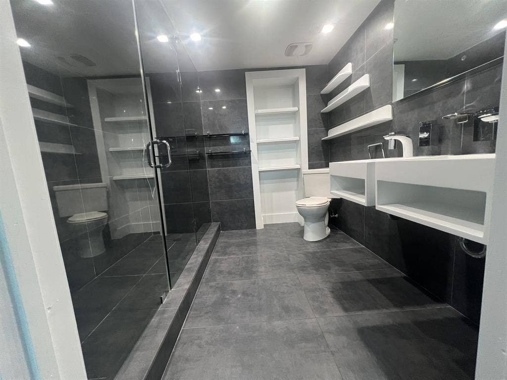 MASSIVE LUXURY BATH APT
