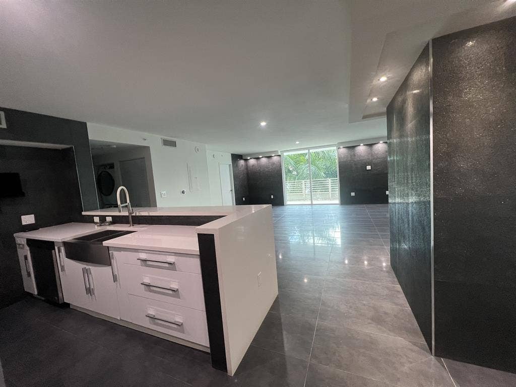 MASSIVE LUXURY BATH APT