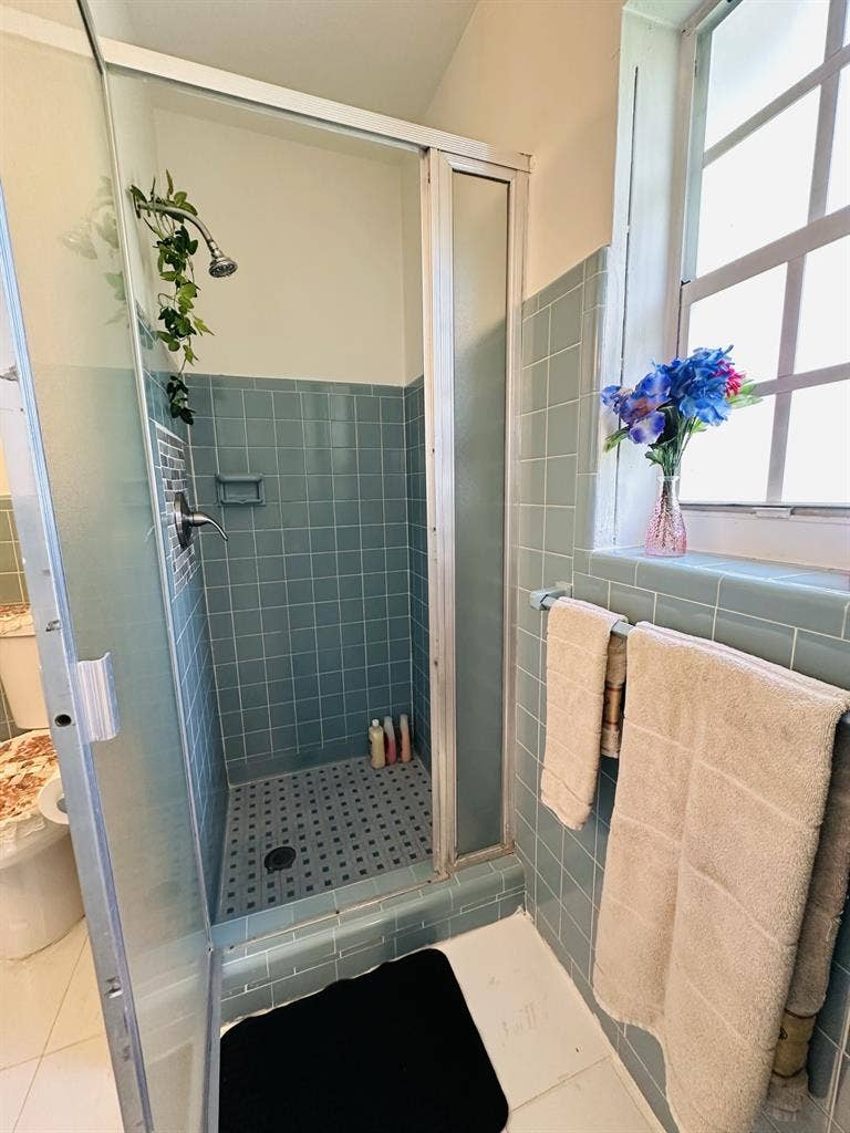 ROOM WITH BATHROOM PRÍVATE 4 
RENT