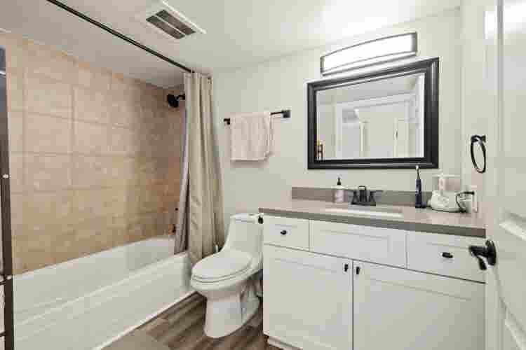 Downtown  bath 
apartment
