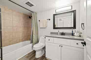 Downtown  bath 
apartment