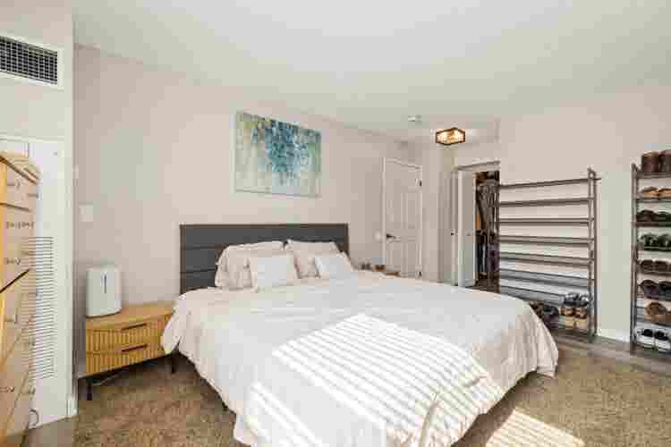 Downtown  bath 
apartment