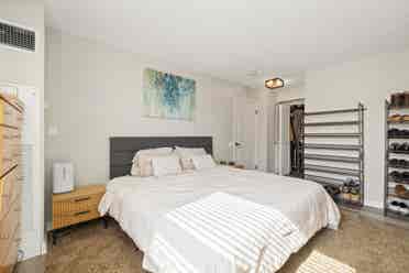 Downtown  bath 
apartment