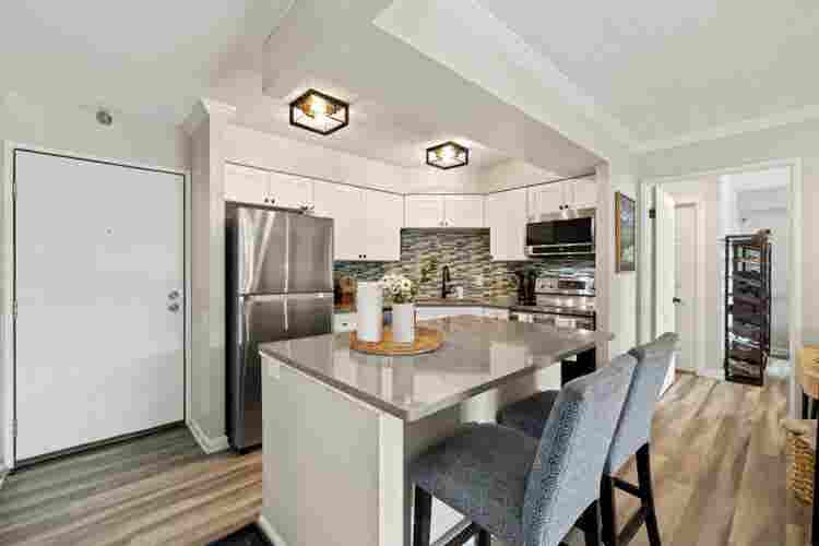 Downtown  bath 
apartment