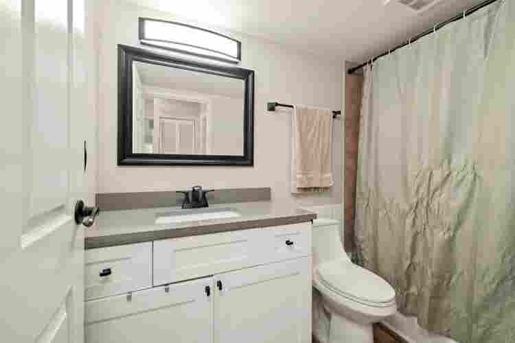 Downtown  bath 
apartment