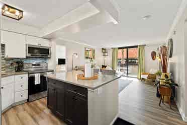 Downtown  bath 
apartment