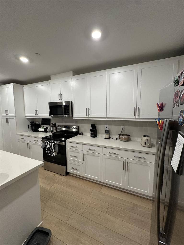 3 bedroom condo, 1 room for rent