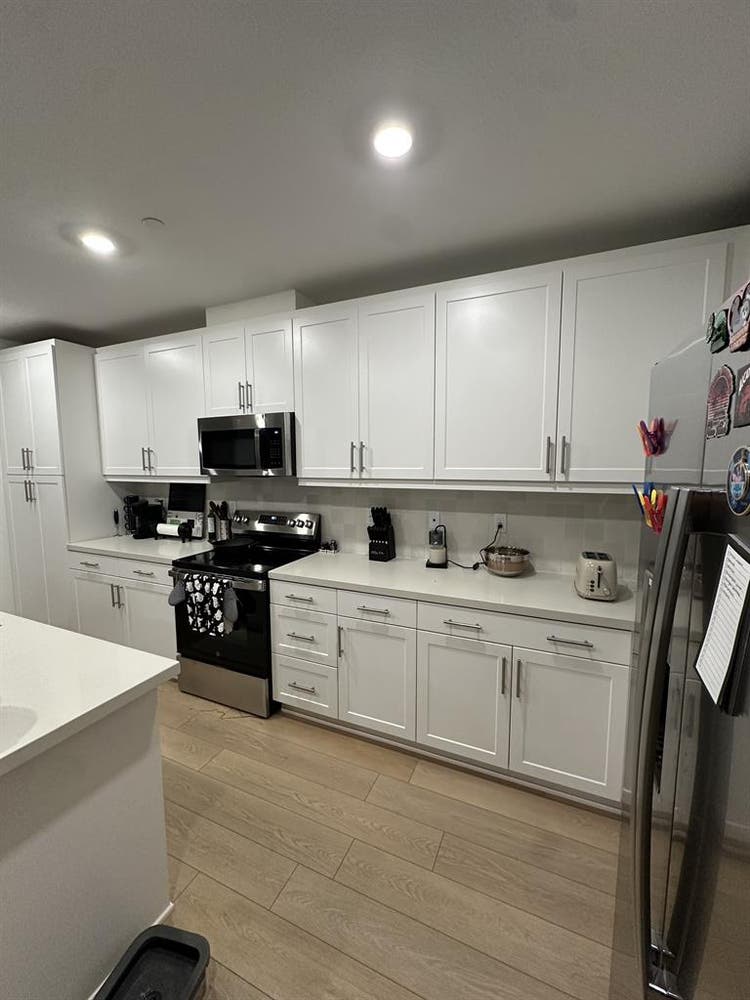 3 bedroom condo, 1 room for rent